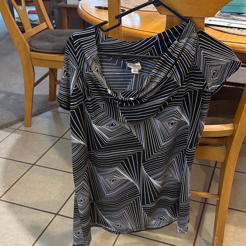 Worthington Black and White Geometric Short Sleeve Top